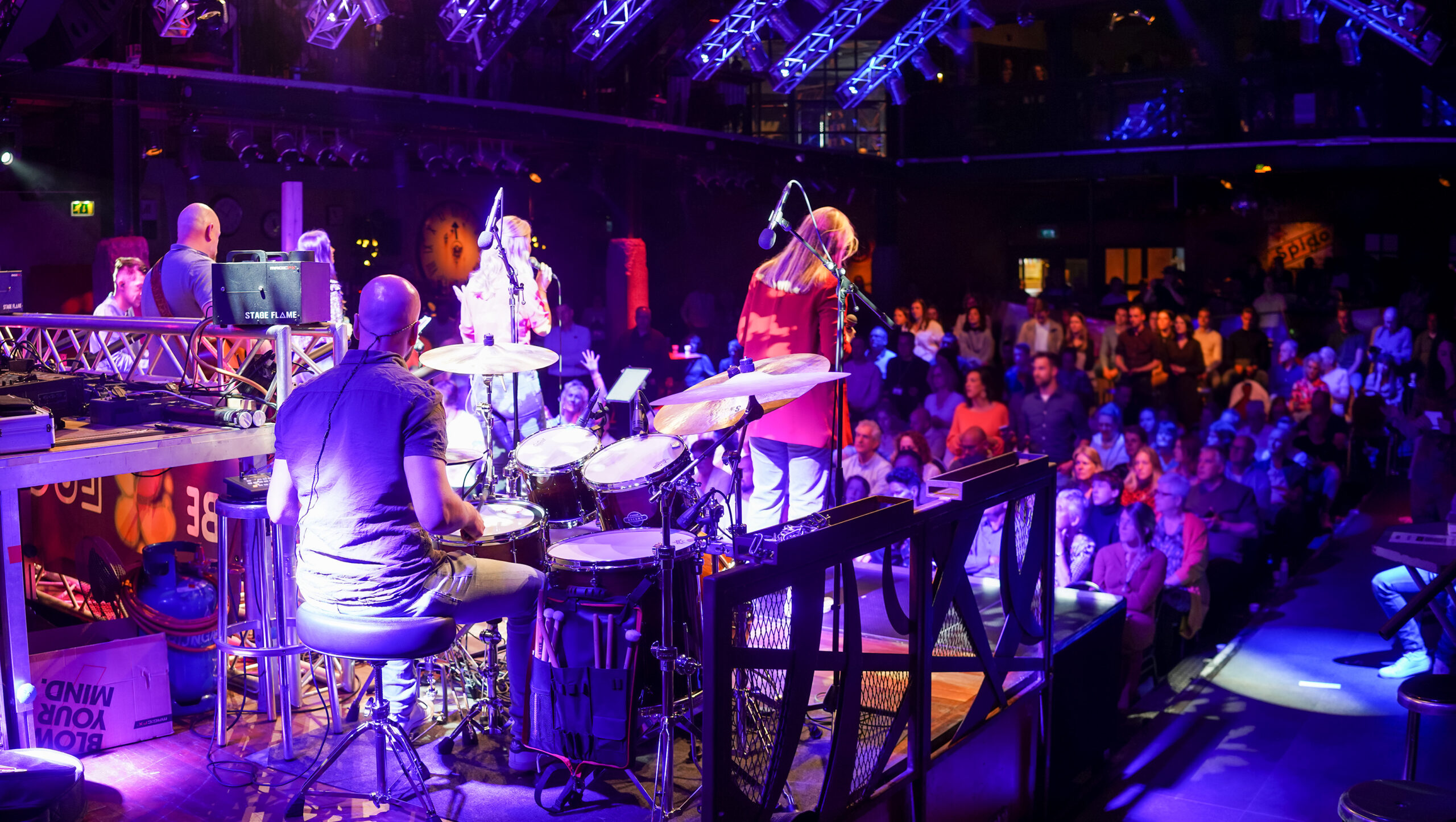 Overzichtsfoto van het podium met de band en de zaal met bezoekers tijdens een dienst van Mozaiek0548
