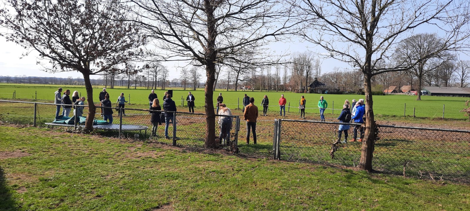 Groep mensen wandelt en bidt in het veld bij Rijssen, april 2021