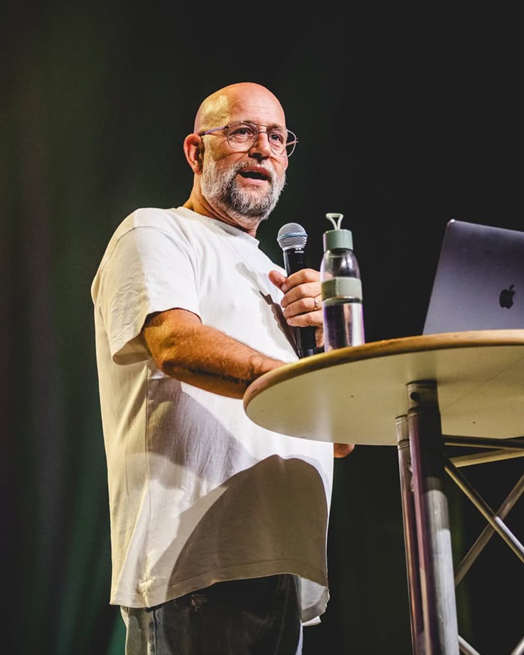 Kees Kraayenoord achter een statafel met laptop tijdens een bijeenkomst van Mozaiek0548