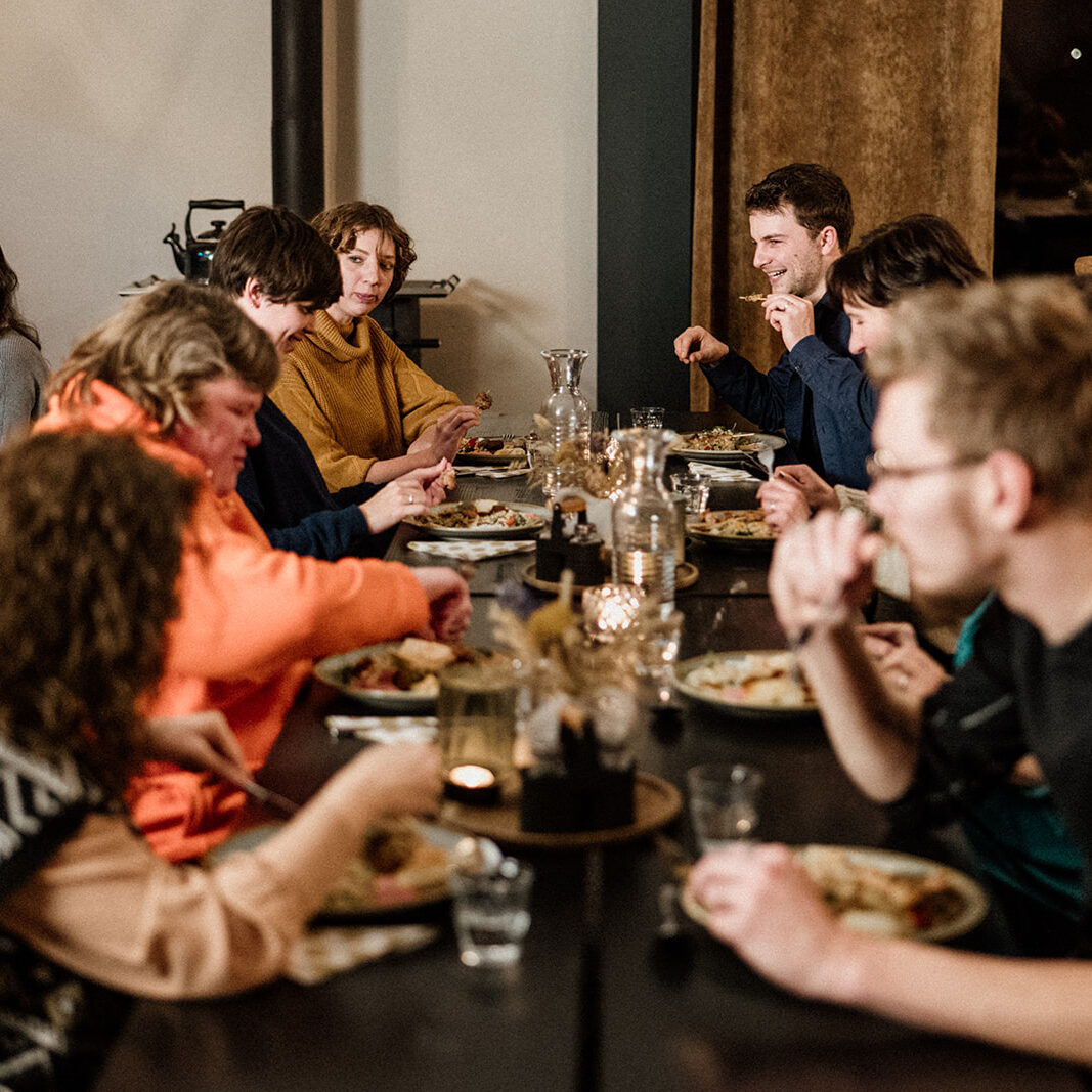 Deelnemers aan Alpha eten samen aan tafel