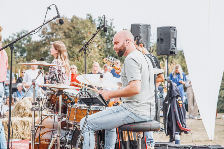 Muzikant in het worshipteam