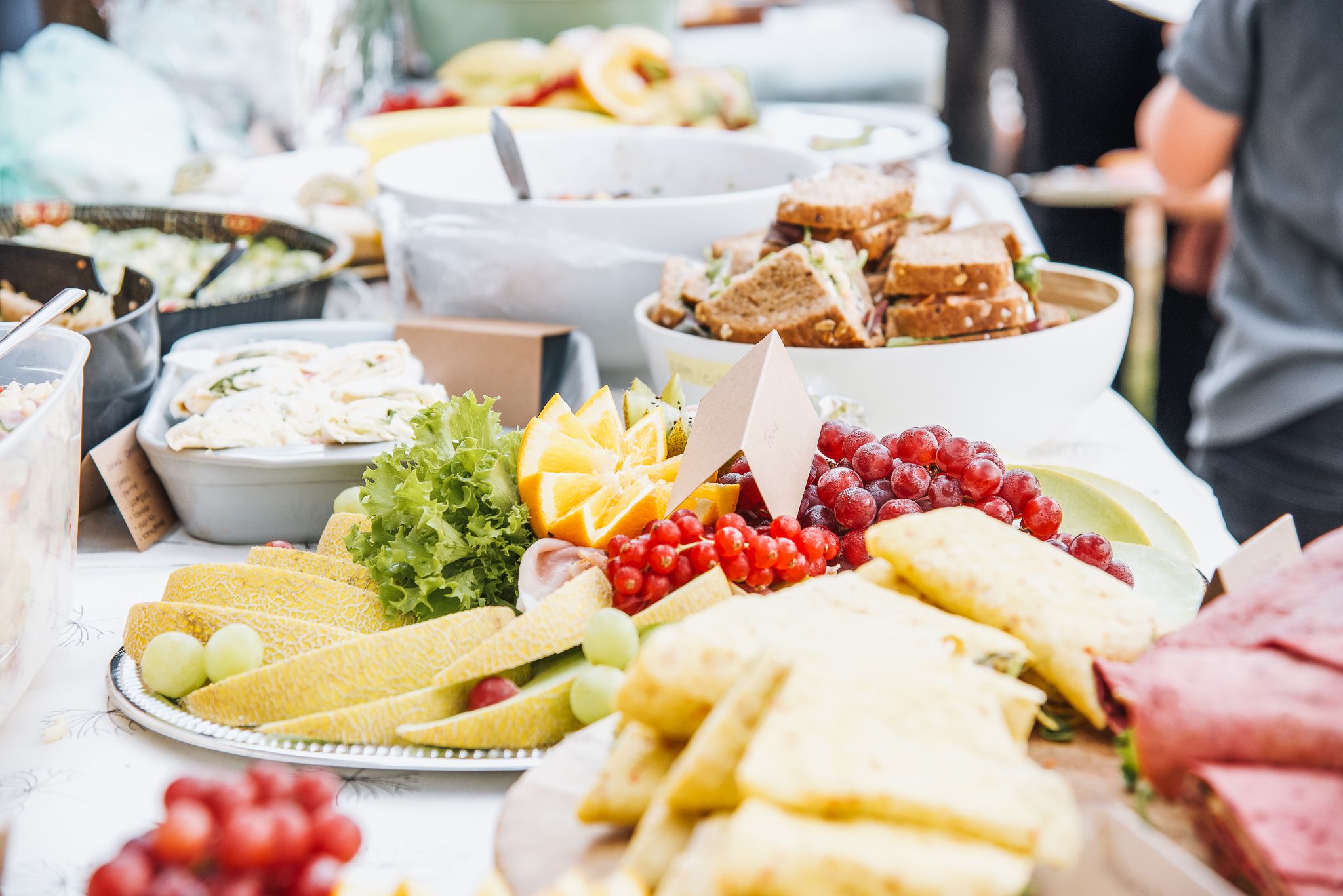Schalen met fruit, snacks en dips op de buffettafel