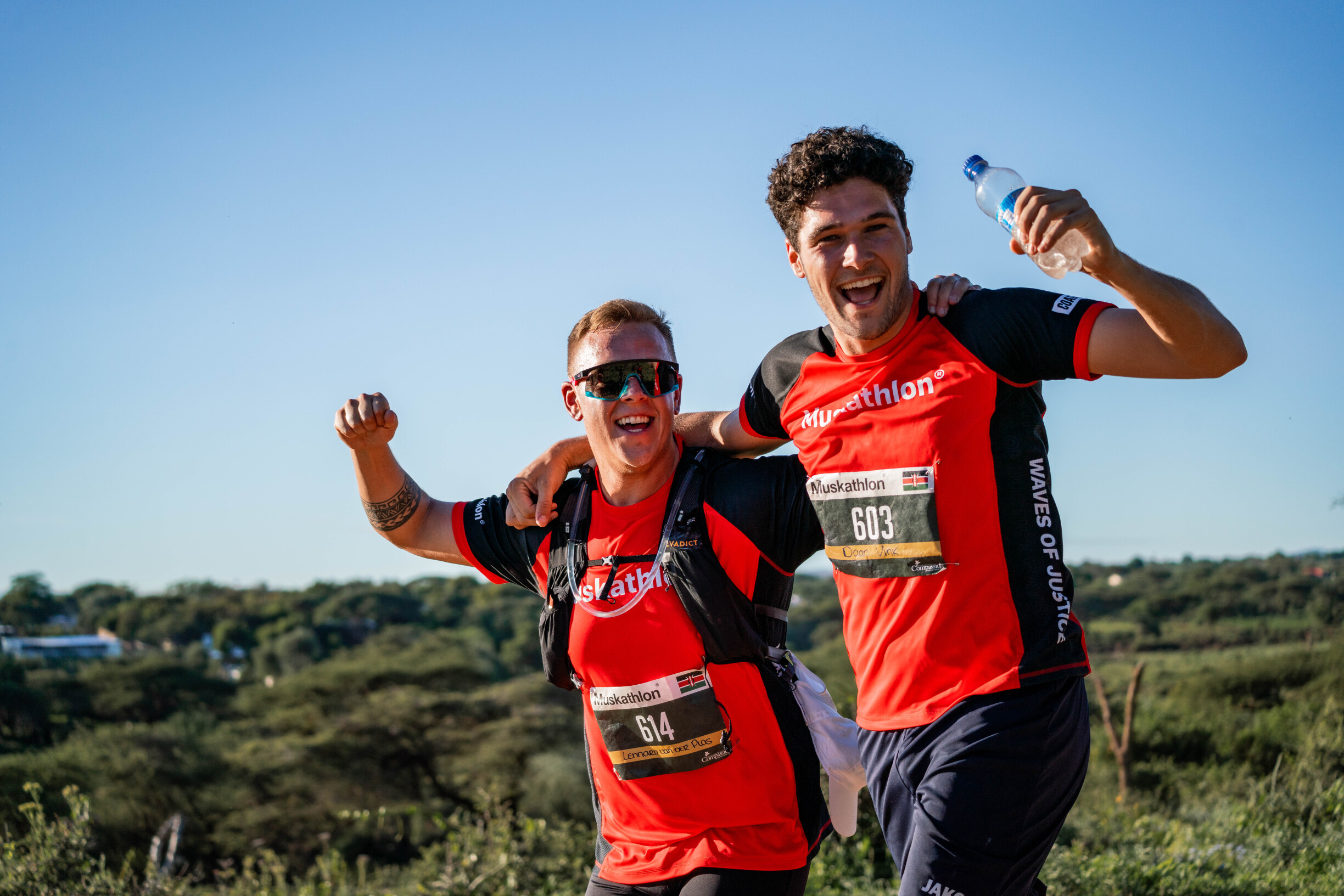 Twee deelnemers in sportkleding onderweg tijdens de Muskathlon