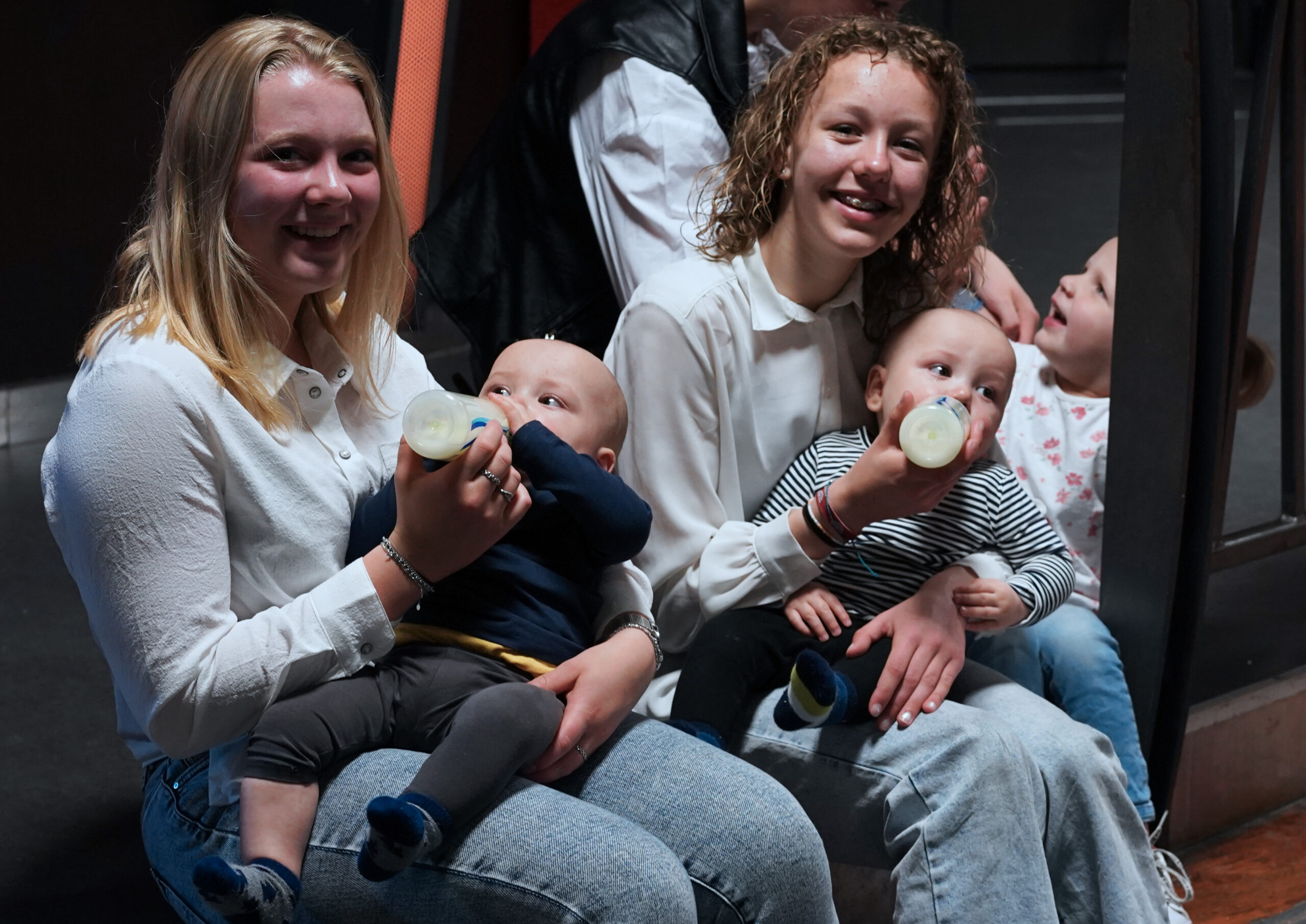 Twee vrijwilligers geven baby's de fles in de crèche van Mozaiek0548