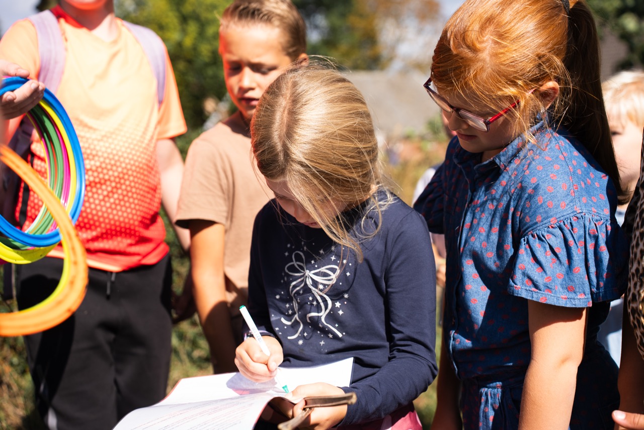 Kinderen bij een kraam met gekleurde ballonnen tijdens de Kidsdag van Mozaiek0548
